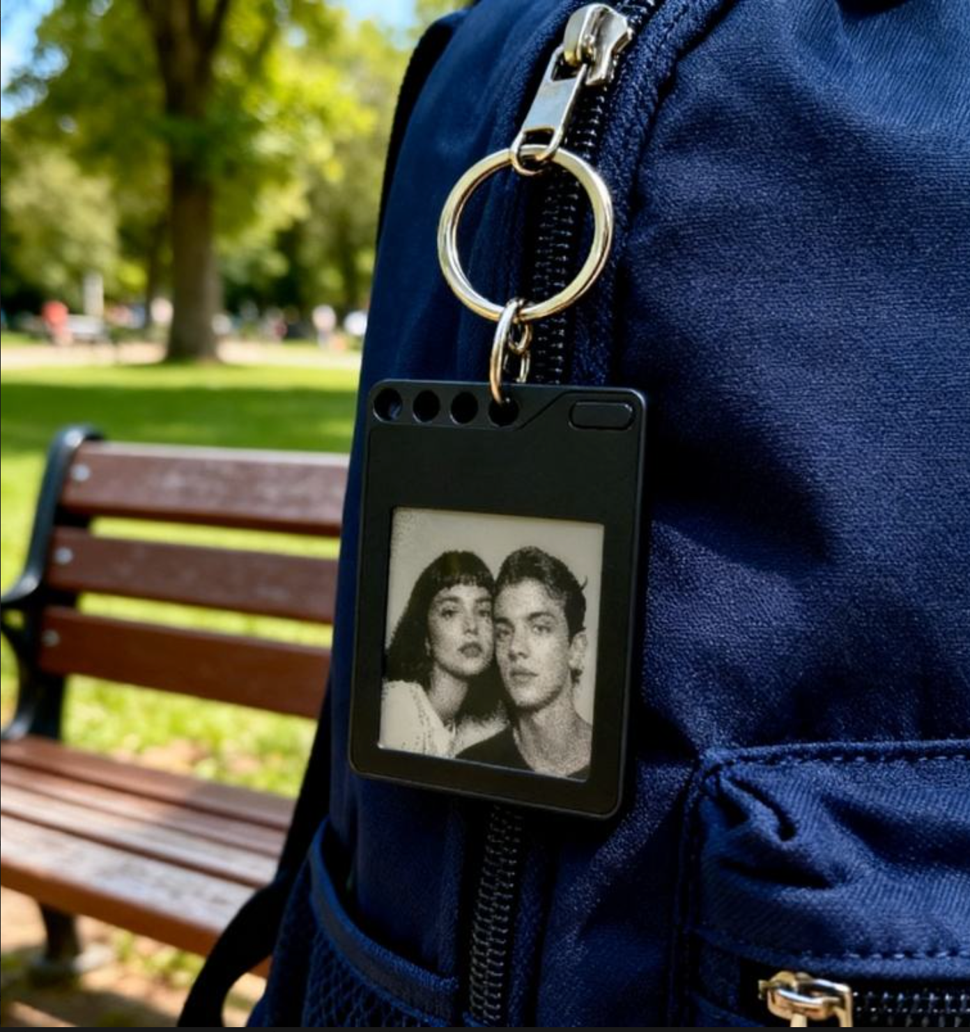 Smart E-Ink Photo Tag Keychain with GPS Tracker
