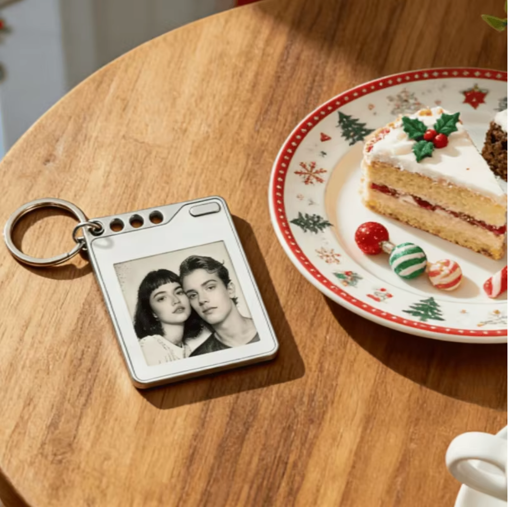 Smart E-Ink Photo Tag Keychain with GPS Tracker