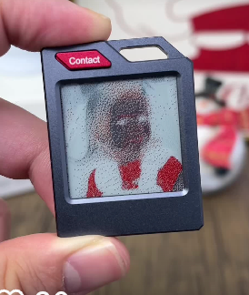 Smart E-Ink Photo Tag Keychain with GPS Tracker